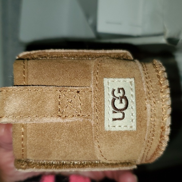 New UGGKids' Neumel and UGG Beanie Crib Shoe Gift Set (Infant) 2/3 6-12 mos. - Picture 11 of 13